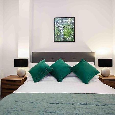 Modern & Stylish 1 Bedroom Apartment In Болтон Экстерьер фото