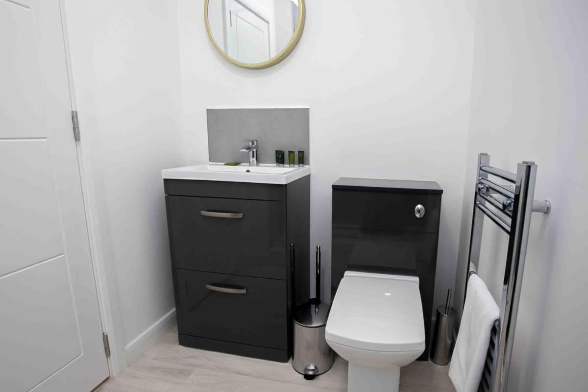 Modern & Stylish 1 Bedroom Apartment In Болтон Экстерьер фото