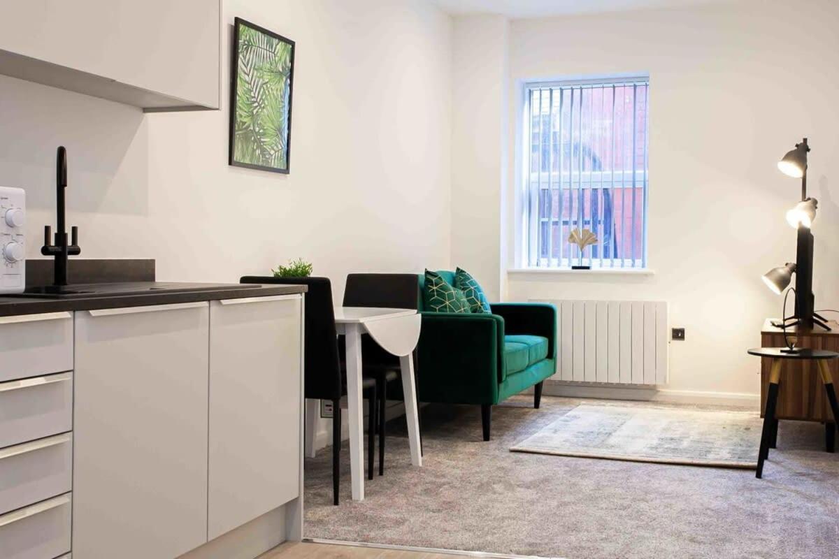 Modern & Stylish 1 Bedroom Apartment In Болтон Экстерьер фото