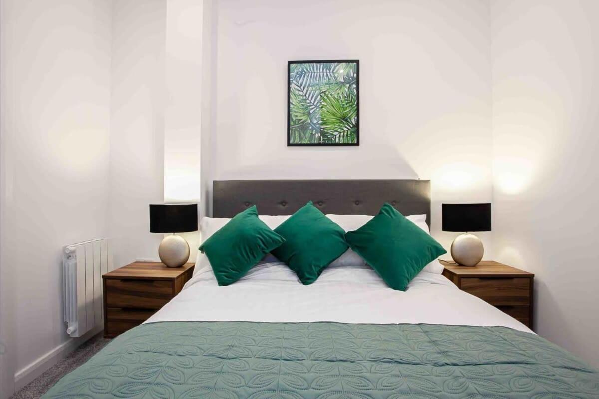 Modern & Stylish 1 Bedroom Apartment In Болтон Экстерьер фото